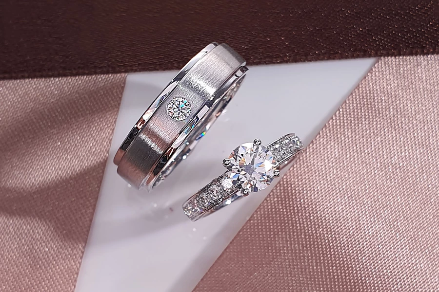 Dua cincin kawin dengan berlian