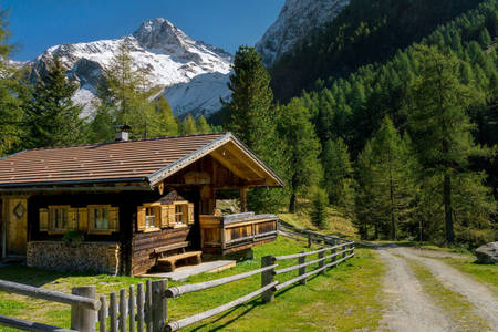 Fából készült ház a hegyekben