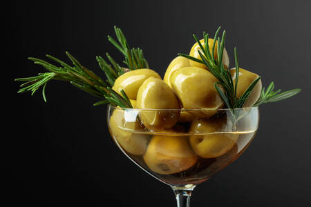 Gröna oliver i ett glas