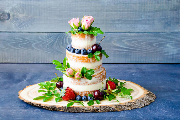 Torta con bacche e fiori