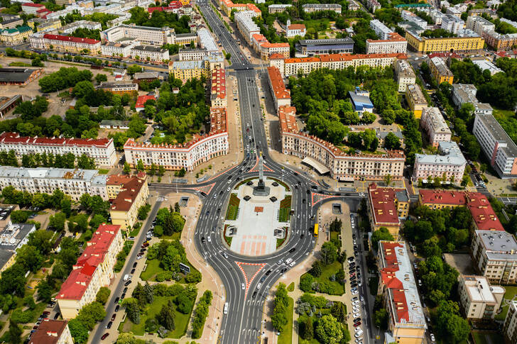 Vue sur la place de la Victoire à Minsk