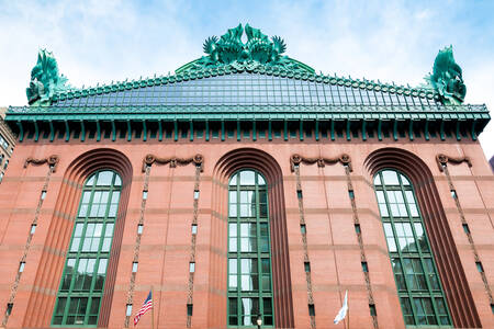 A fachada do Centro de Biblioteca Harold Washington