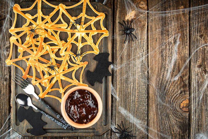 "Spiderweb" pancakes with jam