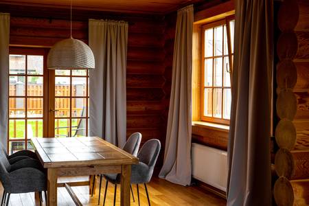 Salon w drewnianym domu