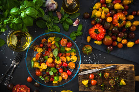 Bunte Tomaten und Basilikum