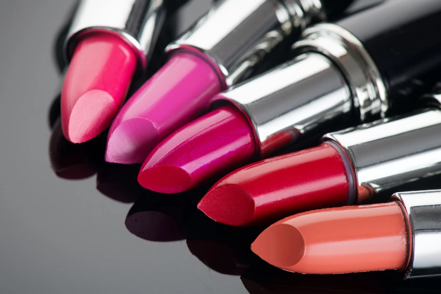 Barras de labios sobre un fondo negro