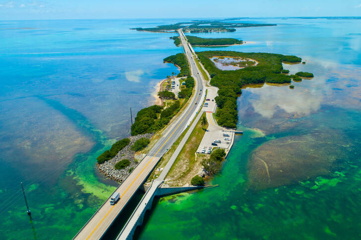 Key West'e giden otoyolun yukarıdan görünümü