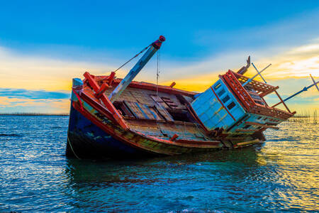 Kapal karam saat matahari terbenam
