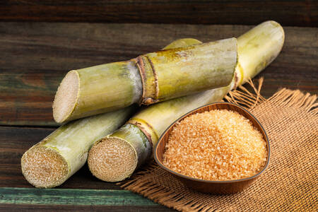 Захарна тръстика и кафява захар