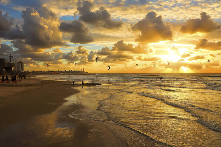 Solnedgang på stranden i Tel Aviv