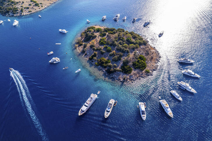 Malebná zátoka s mnoha jachtami