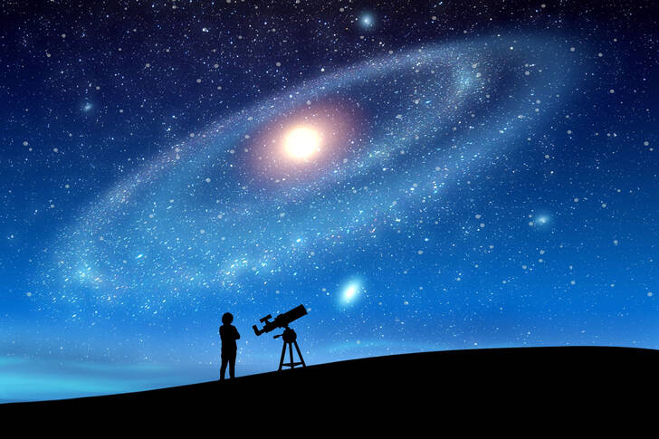 Un astronom privește cerul înstelat