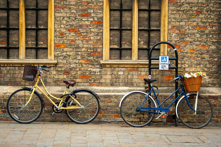 Retro jízdní kola opřená o zeď