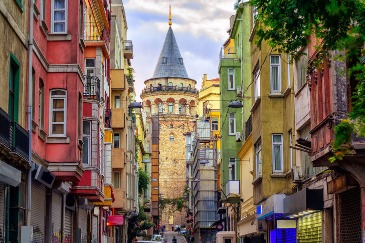 Pogled na kulu u starom dijelu Istanbula