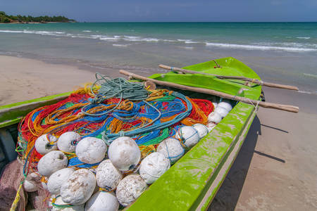 Barco de pesca na praia de Trincomalee