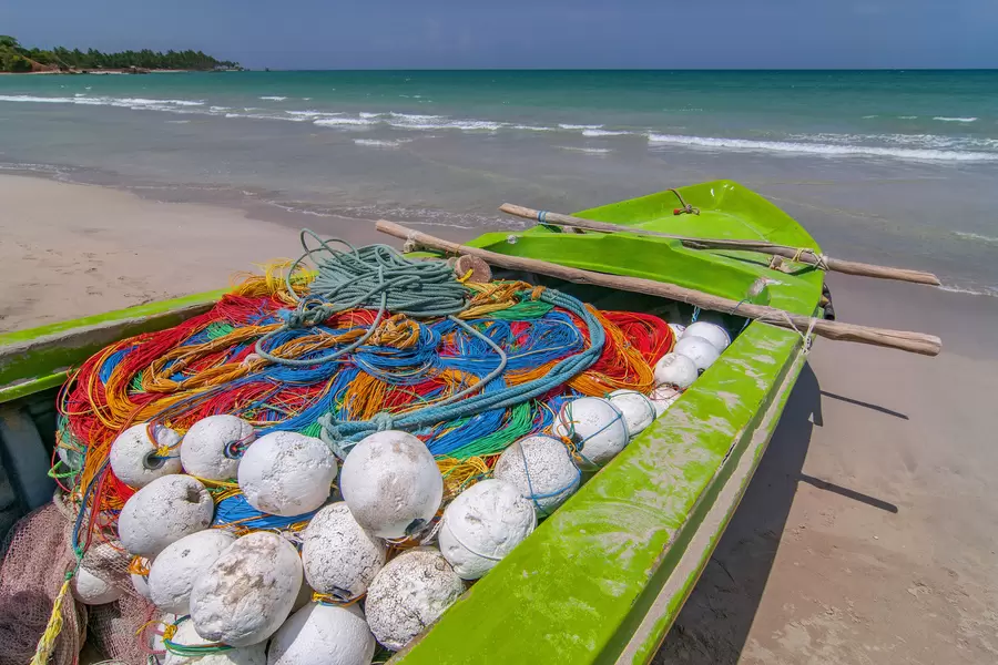 Ribarski brod na plaži u Trincomaleeu