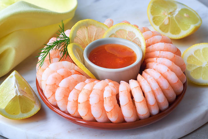 Shrimp with sauce and lemon