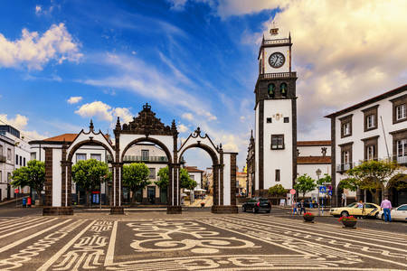 Ponta Delgada városkapu és a San Sebastian -templom