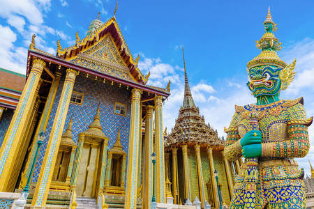 Bewaker bij de poort van de Wat Phra Kaew-tempel