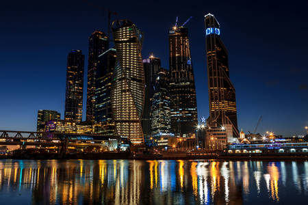 Blick auf die Stadt Moskau bei Nacht