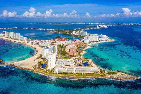 Cancun otellerinin havadan görünümü