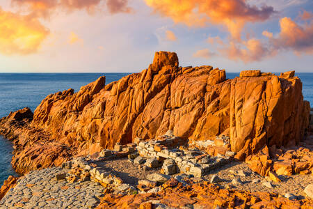 Rocas rojas en la orilla del golfo de Arbatax